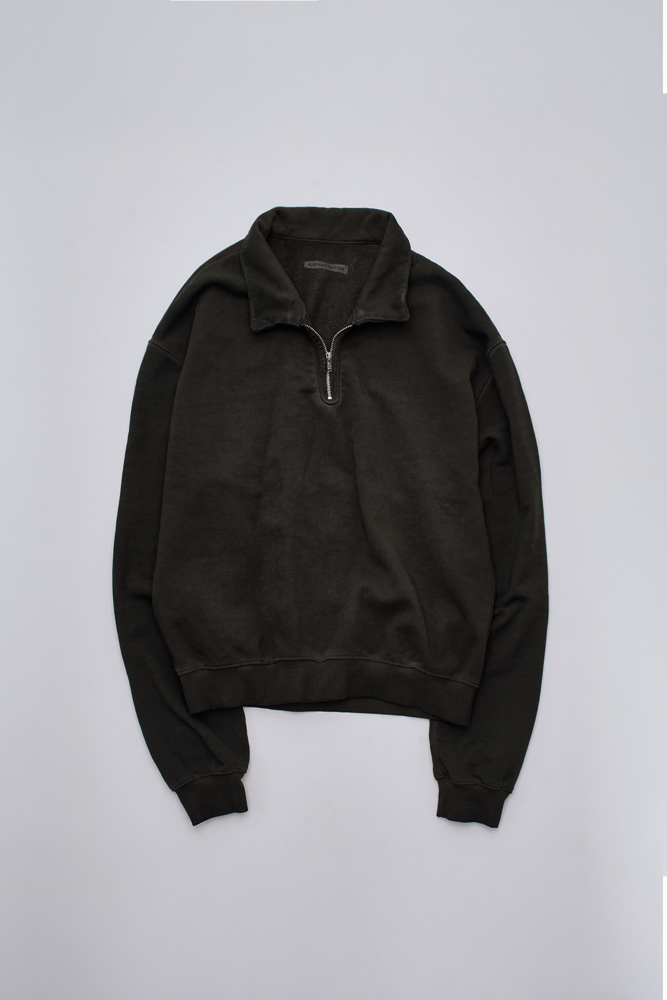 [SURFACE EDITION] OVERDYED HALF ZIP SWEAT CHARCOAL