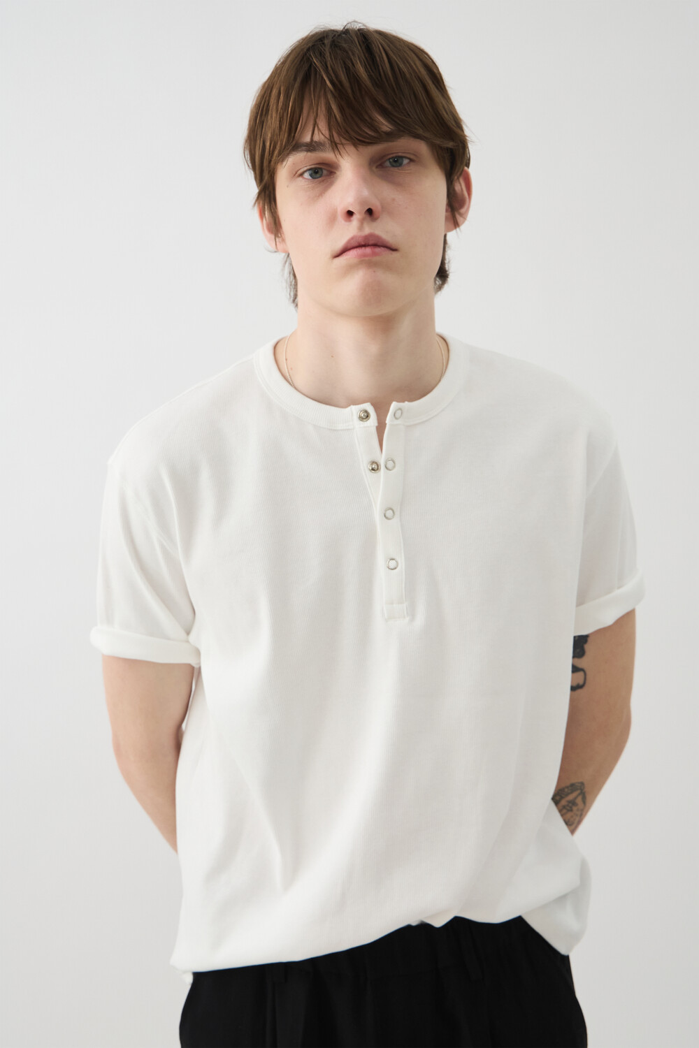 [WINDER] SNAP HENLEY NECK SHORT TOP - OFF WHITE