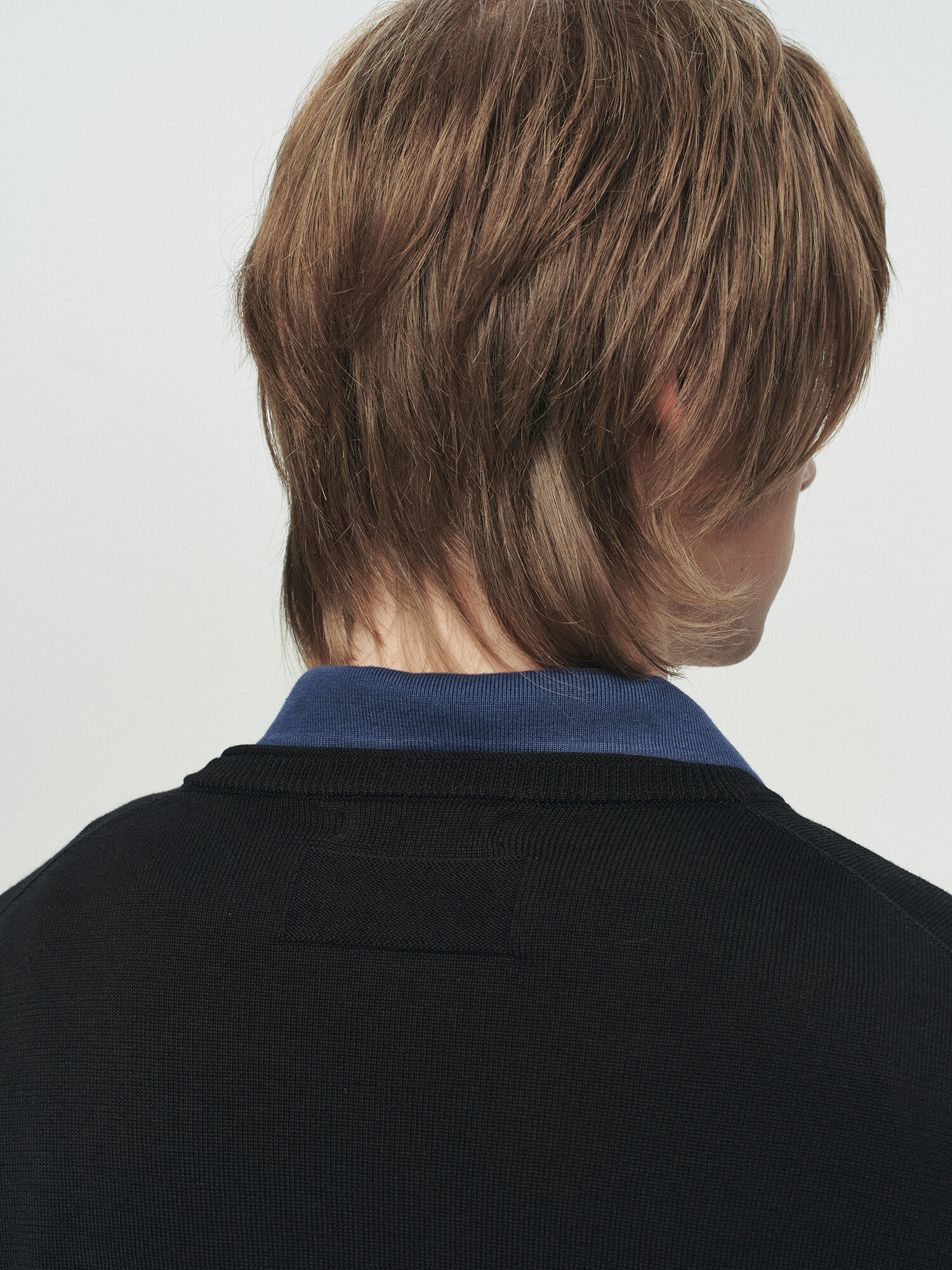 [HEUTE] NIEL COTTON V-NECK KNIT (BLACK)