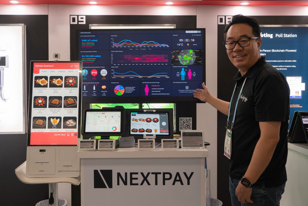 CES 2024 유레카파크에 마련된 넥스트페이먼츠 부스에서 지광철 넥스트페이먼츠 대표가 스마트 상점 솔루션을 소개하고 있다 / 출처=IT동아