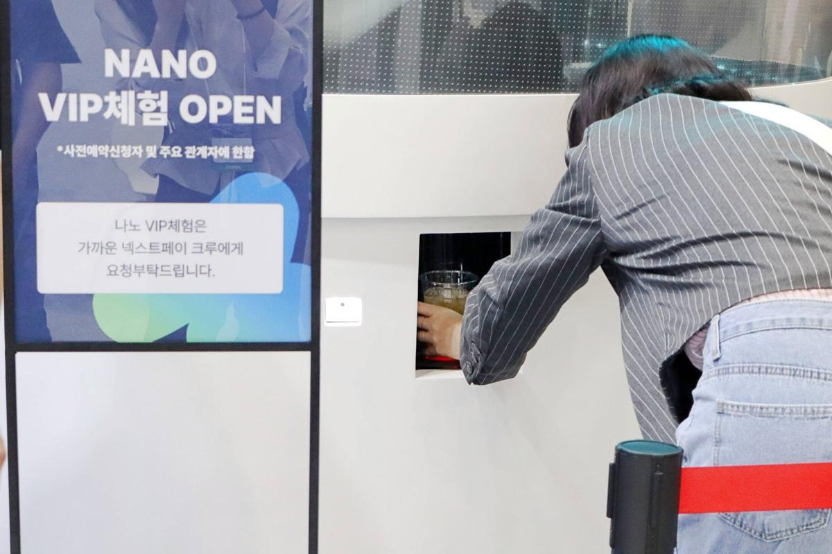 협동로봇이 제조한 음료를 받는 고객의 모습 / 출처=IT동아