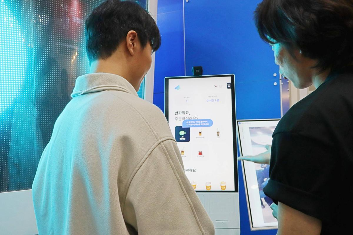 AI 키오스크는 고객 선호도와 구매 패턴을 기반으로 날씨 등 실시간 정보와 결합해 고객에게 적합한 메뉴 옵션을 추천한다 / 출처=IT동아