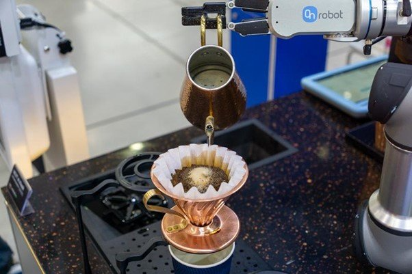 협동 로봇이 키오스크에서 전송된 주문에 맞춰 커피를 내리는 모습. 출처=IT동아