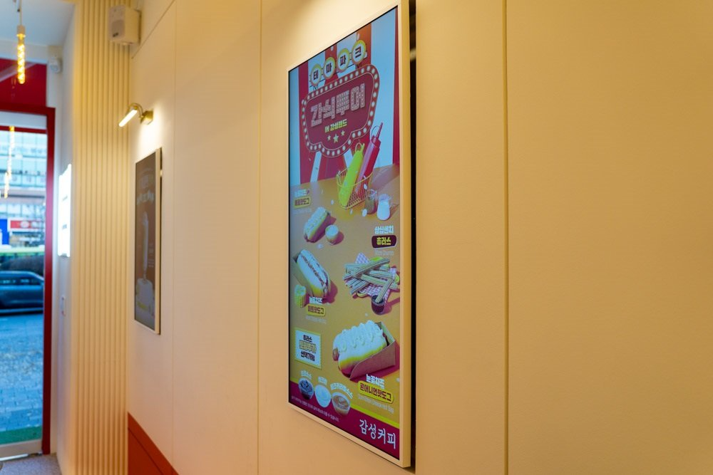 감성커피 평촌학원가점(엔샵 2호점) 내부 디지털 사이니지 / 출처=IT동아