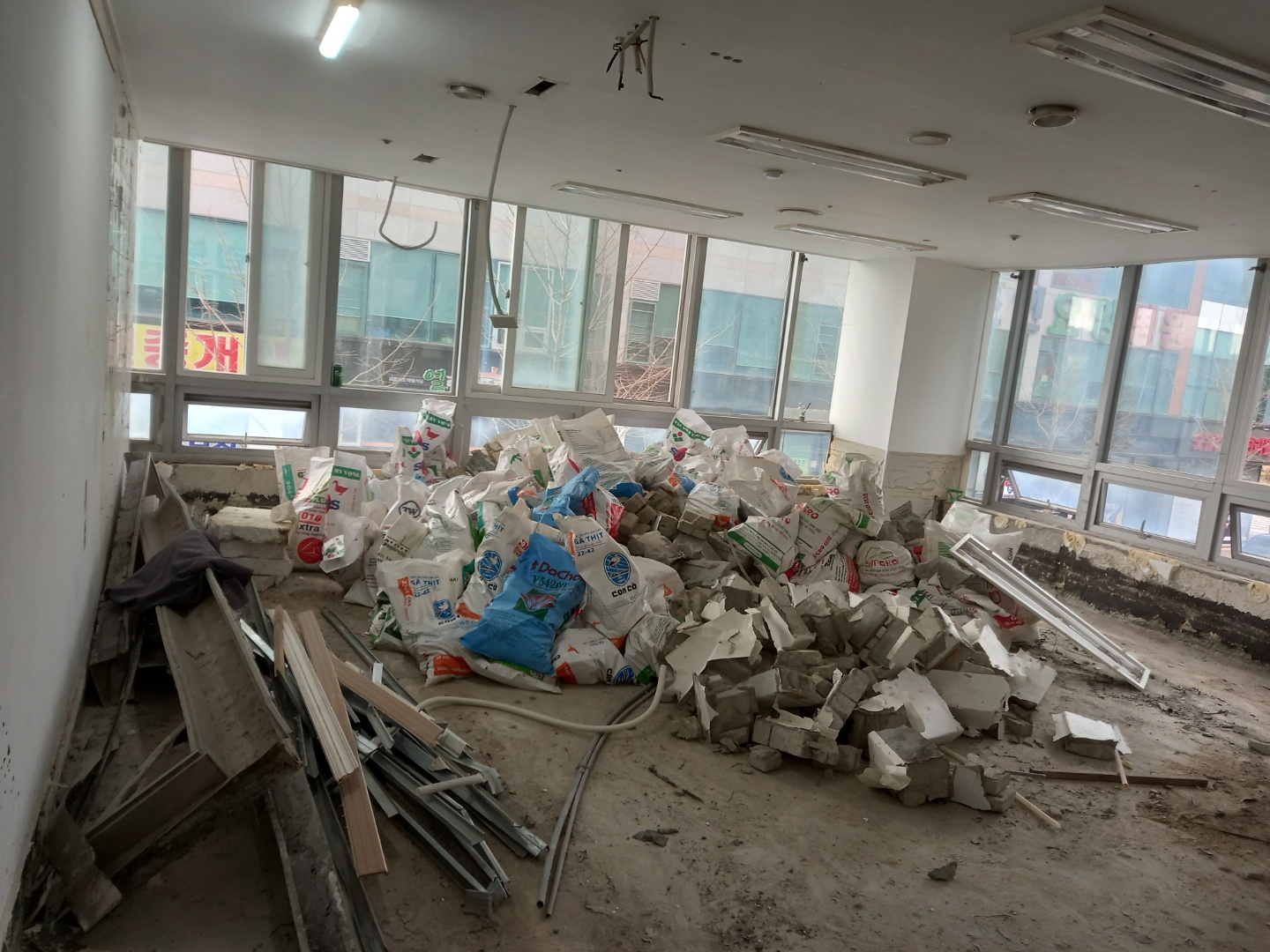 2022.11.23 대전철거 유성구 지족동 세탁소 원상복구 철거 현장 : 벧엘철거공사