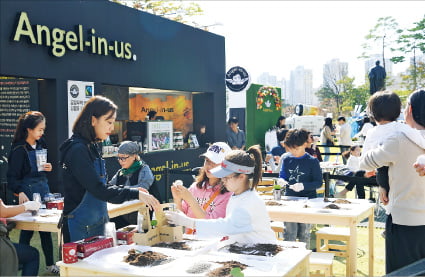서울 롯데월드타워 잔디광장에서 열린 ‘청춘, 커피 페스티벌’에 참여한 시민들이 친환경 화분을 만들고 있다. (2019년 행사) 