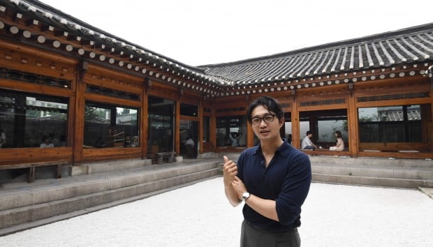 유주형 어니언 대표가 어니언 안국점에서 공간을 소개하고 있다. 신경훈 기자 khshin@hankyung.com