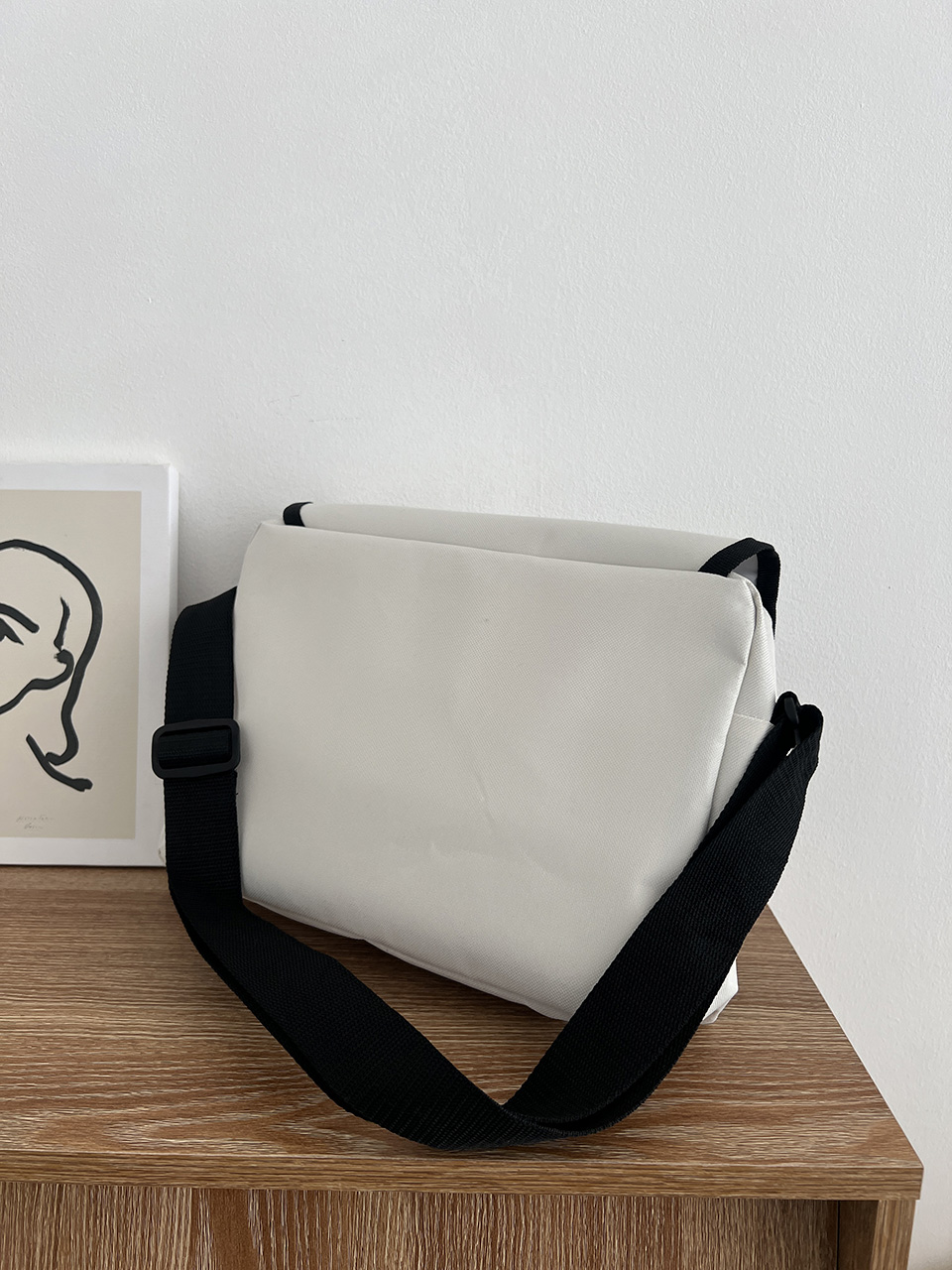 Mesh zip-up pocket cross messenger bag