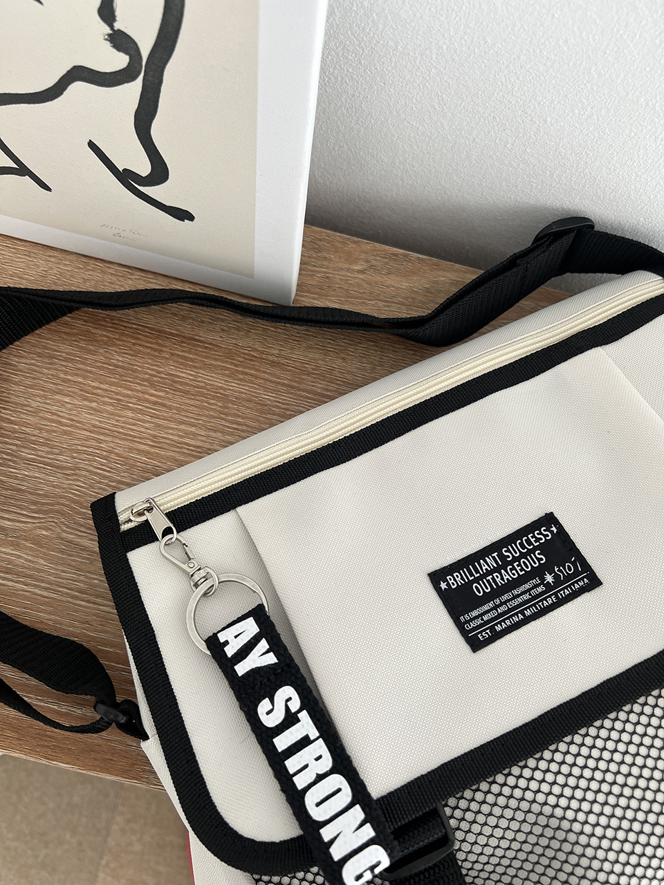 Mesh zip-up pocket cross messenger bag