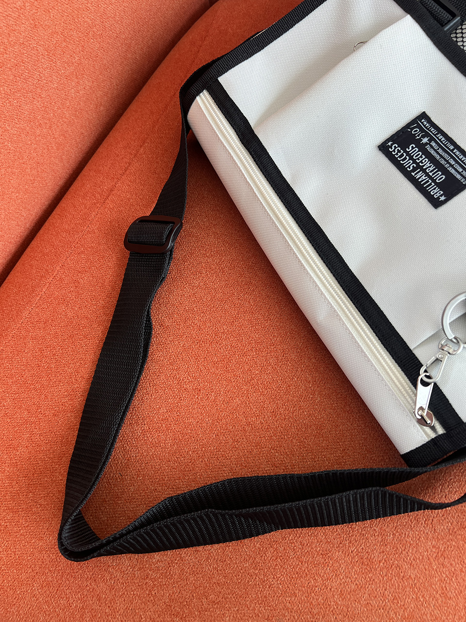 Mesh zip-up pocket cross messenger bag