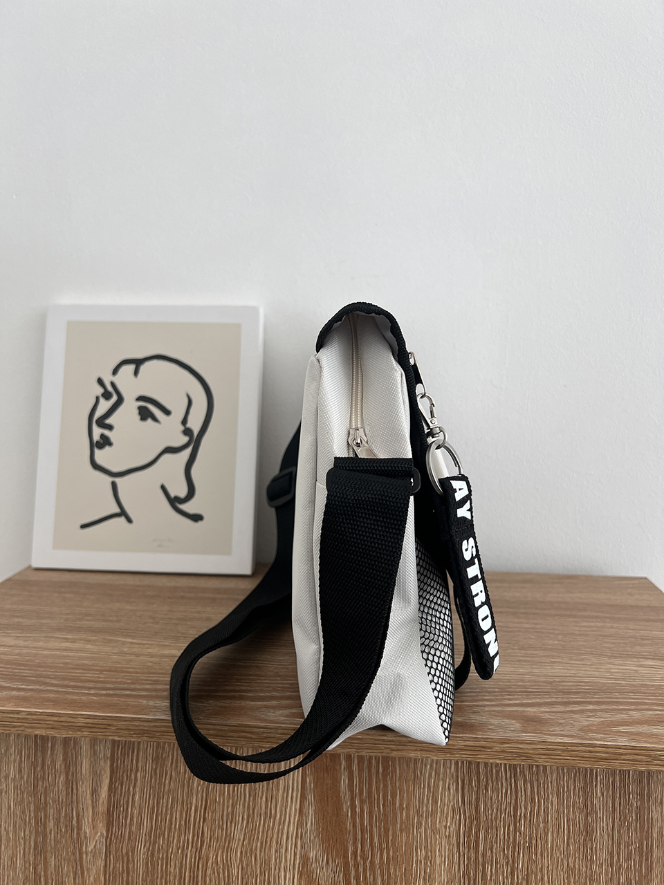 Mesh zip-up pocket cross messenger bag
