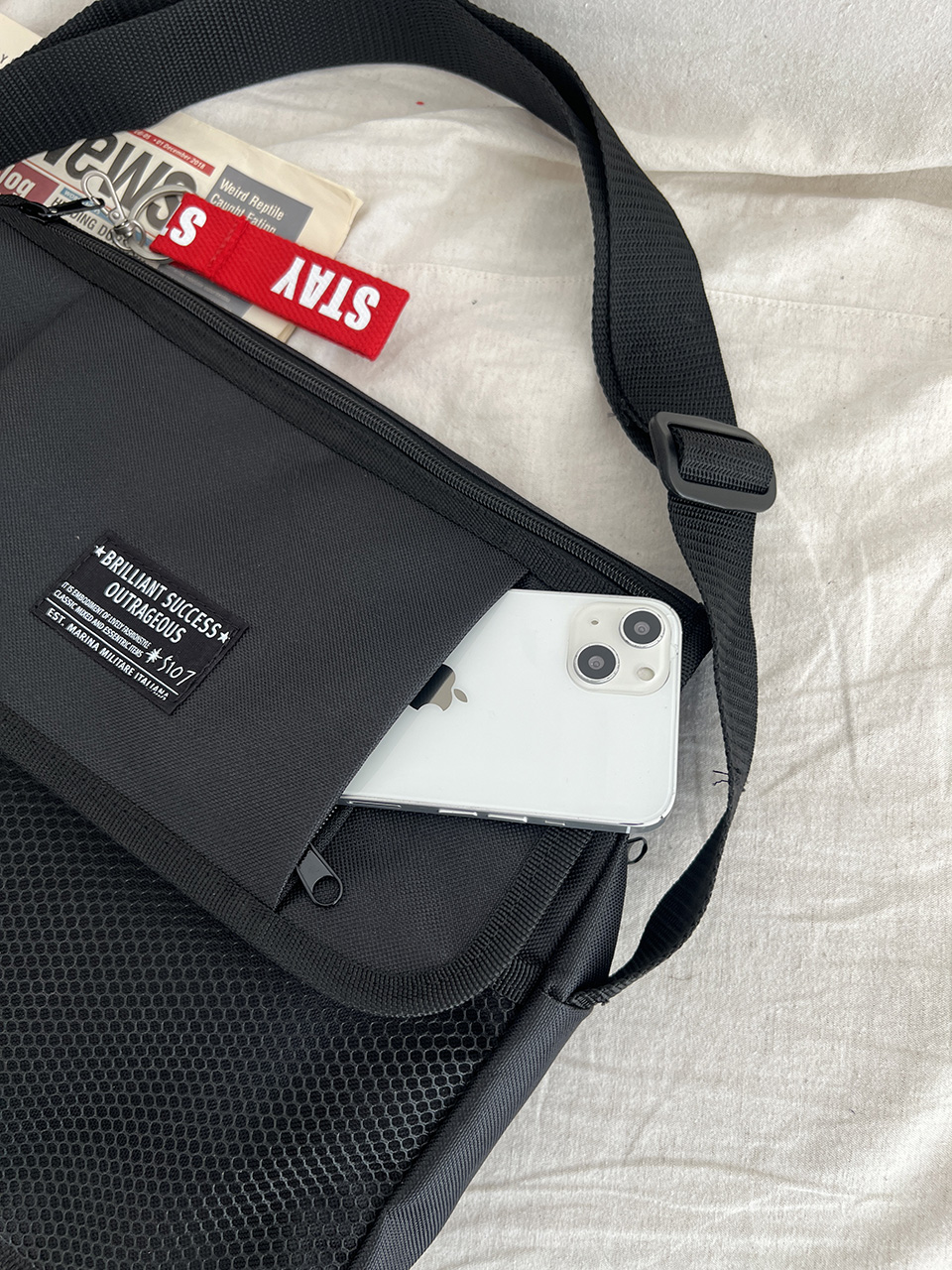 Mesh zip-up pocket cross messenger bag