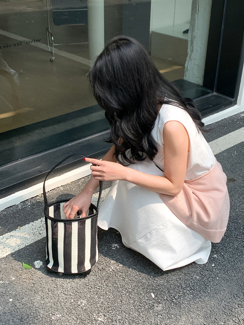 Striped net shoulder bag
