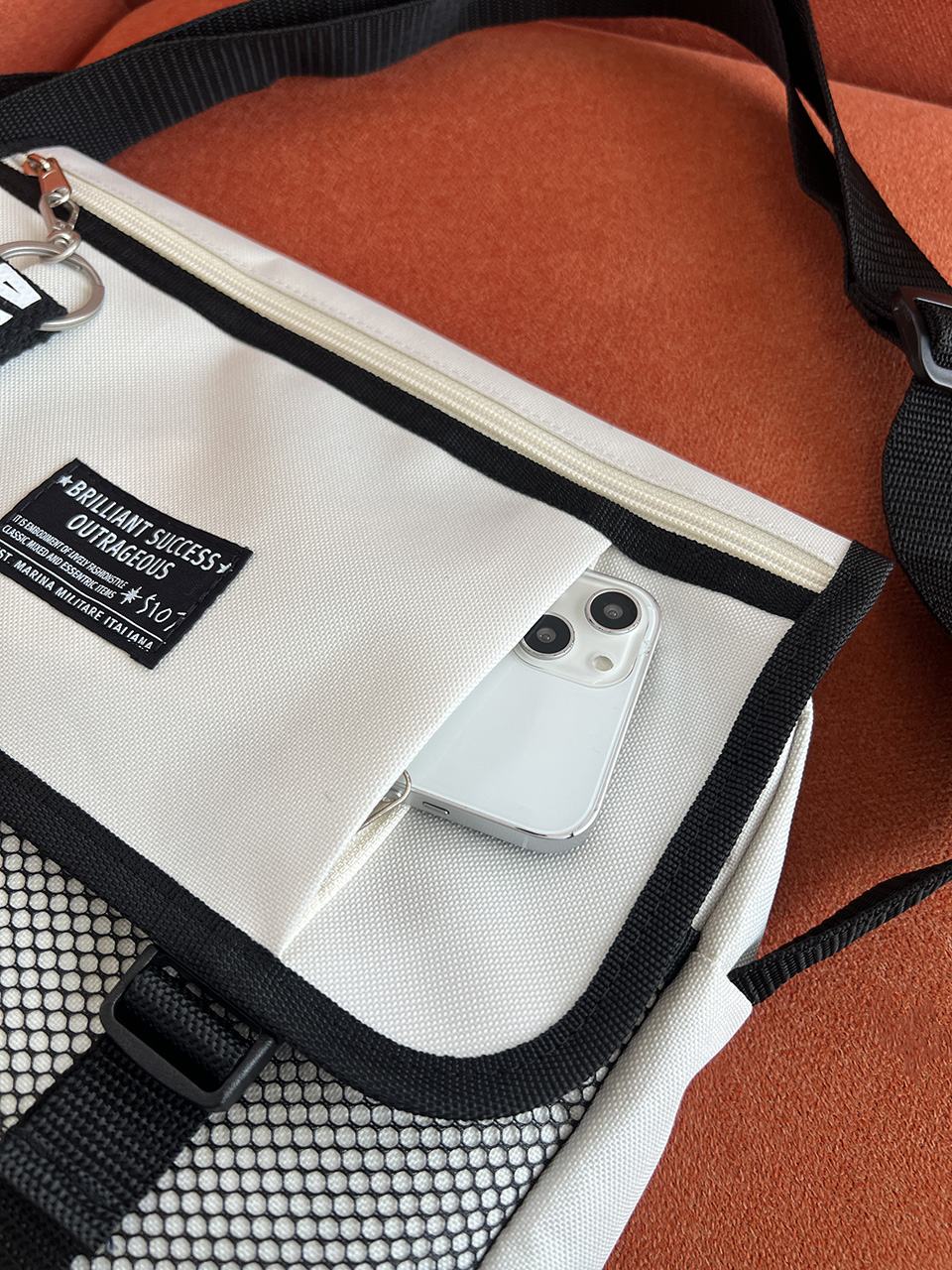 Mesh zip-up pocket cross messenger bag