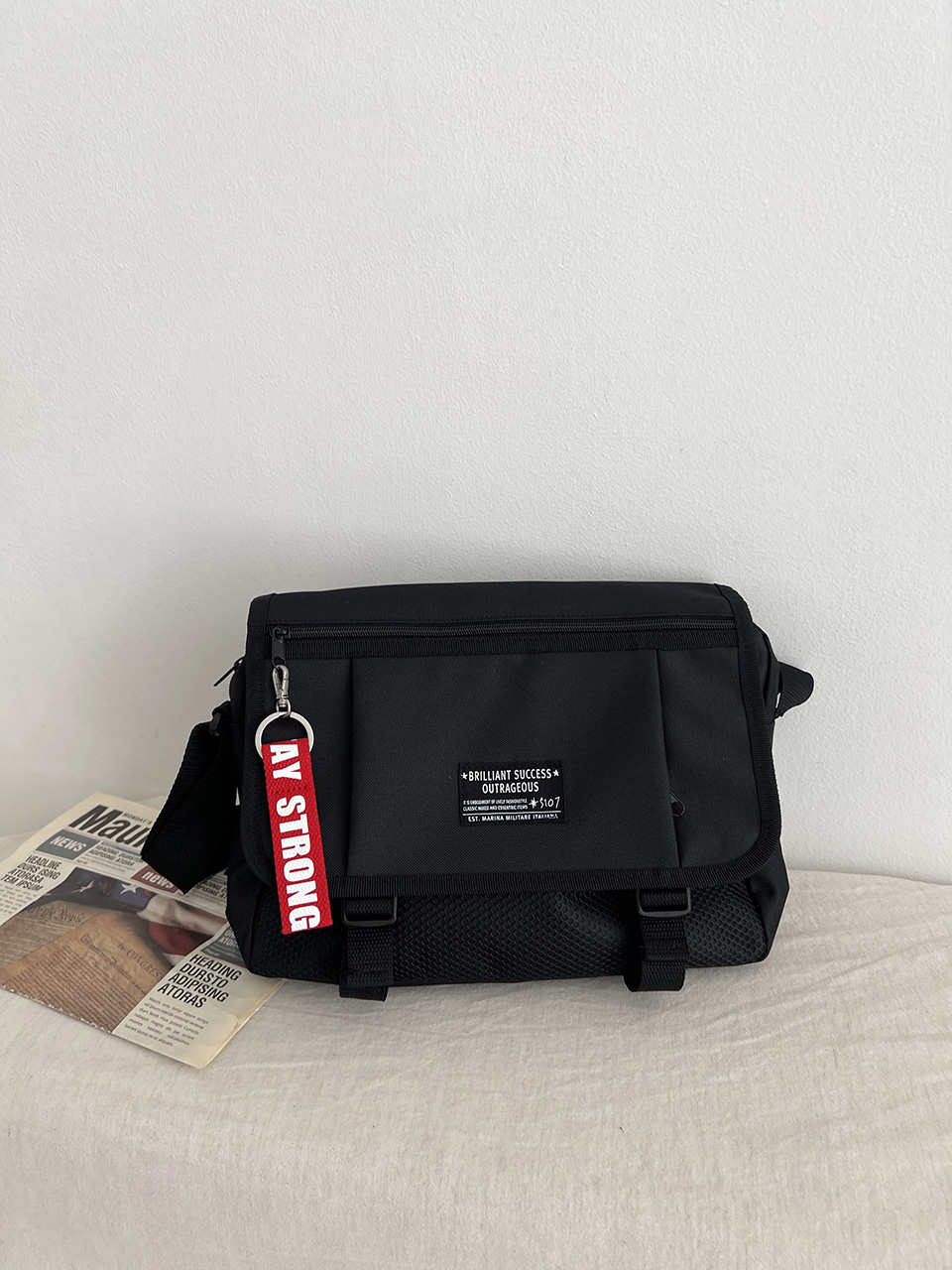 Mesh zip-up pocket cross messenger bag