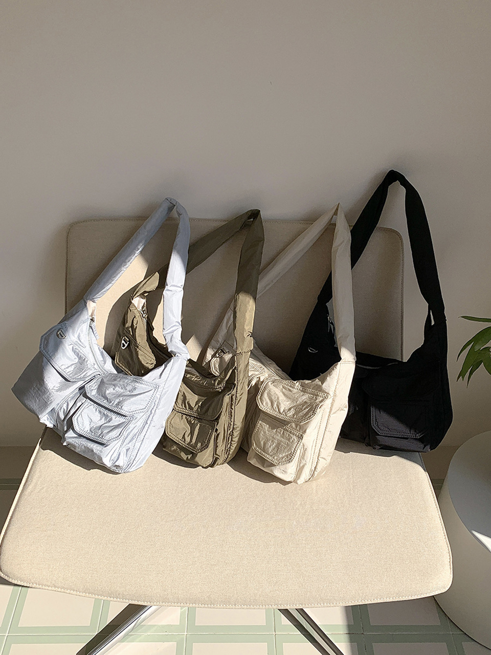 Nylon pocket zip-up shoulder bag (4 colors)