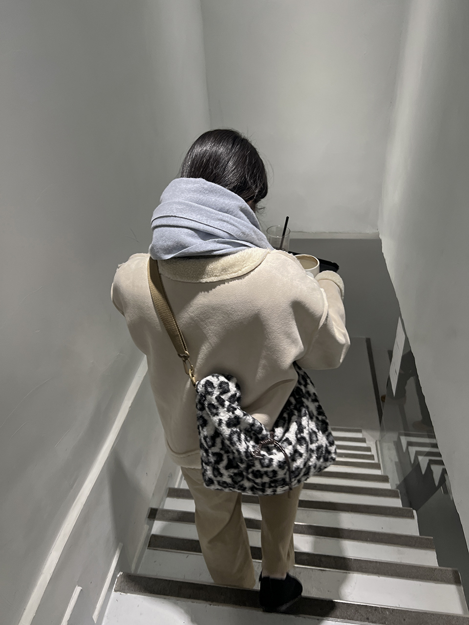리퓨 레오파드 뽀글이 퍼 로프 빅 크로스 호피 에코백 (3color) 상세 이미지 29