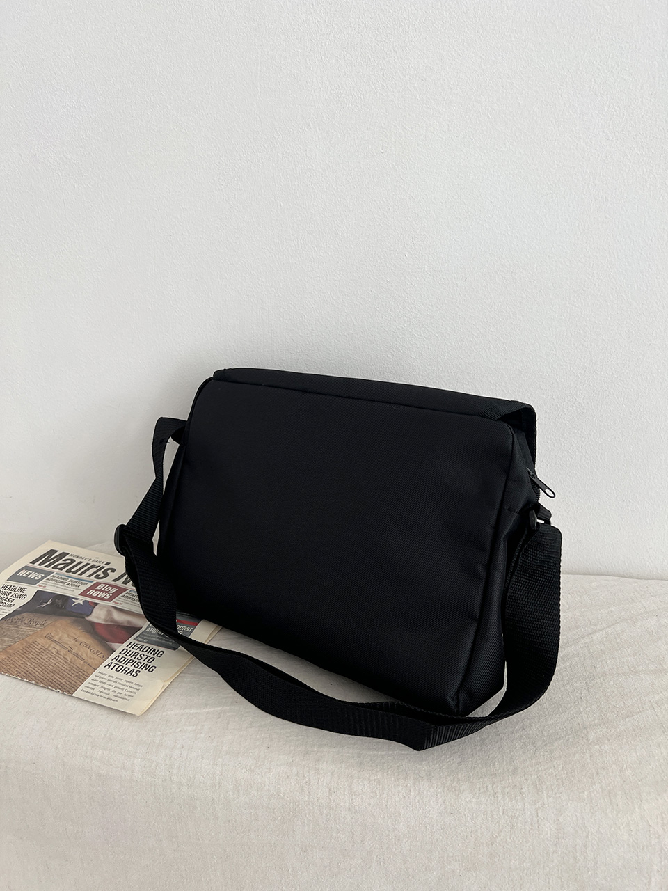 Mesh zip-up pocket cross messenger bag