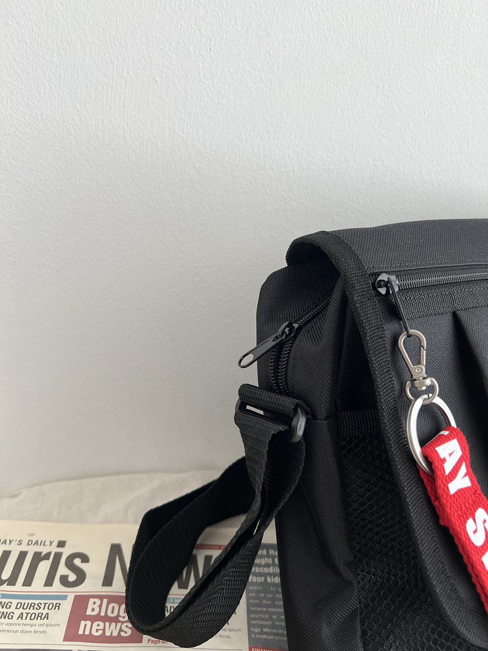 Mesh zip-up pocket cross messenger bag