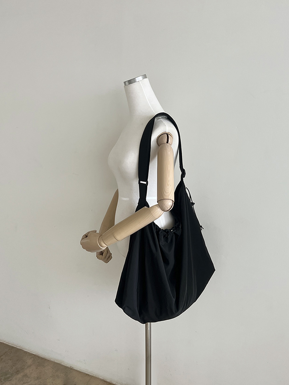 L Nylon Shirring String Big Shoulder Bag