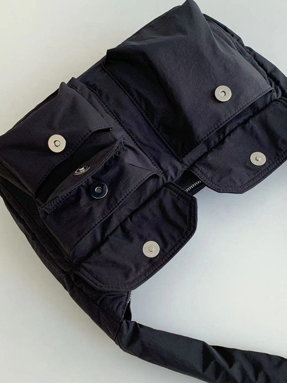 Nylon pocket zip-up shoulder bag (4 colors)