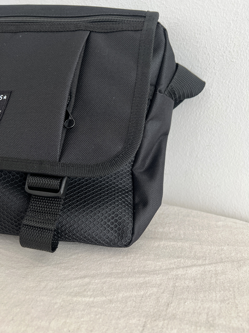 Mesh zip-up pocket cross messenger bag