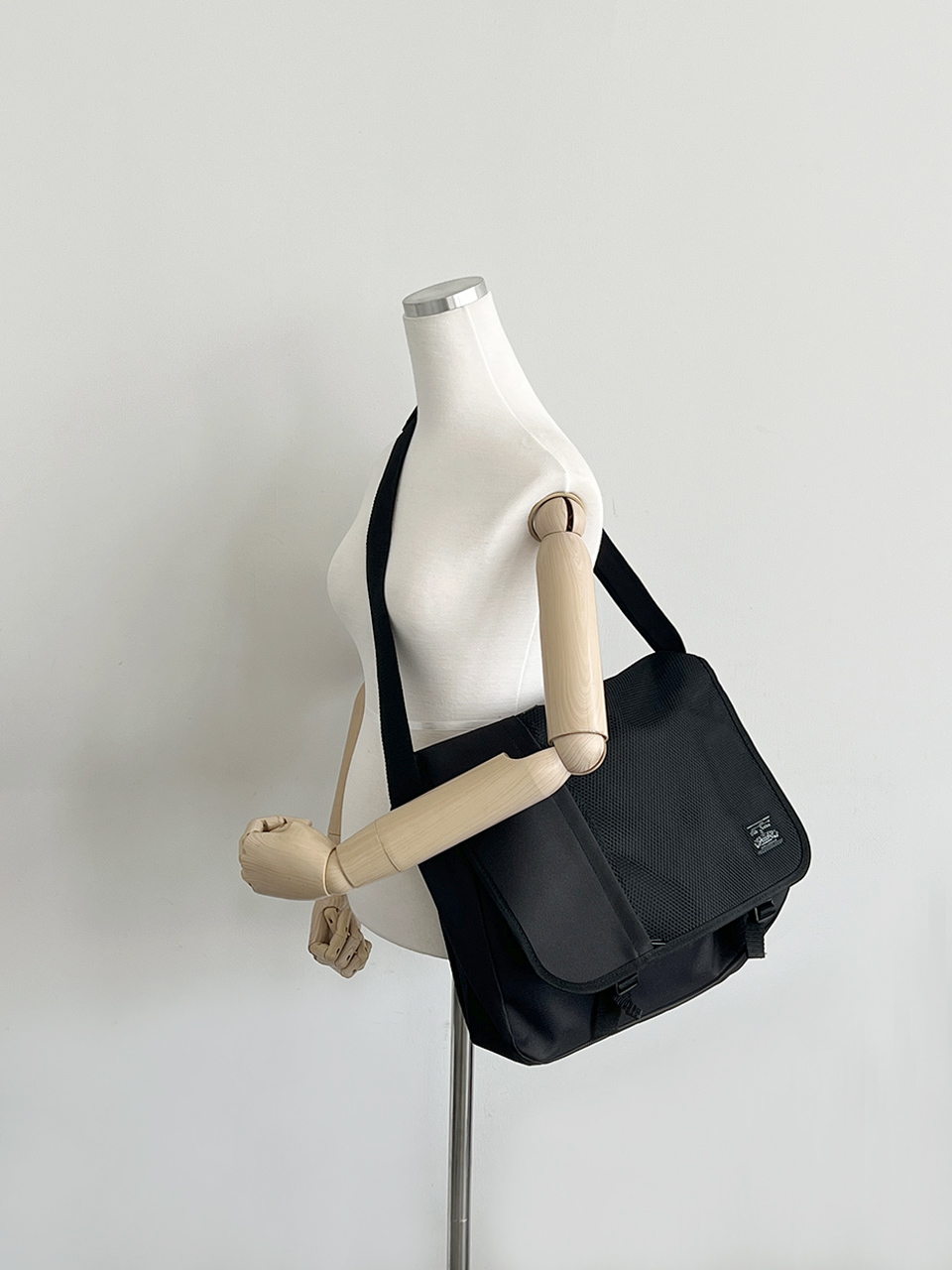 Standard Mash Zipper Cross Shoulder Bag