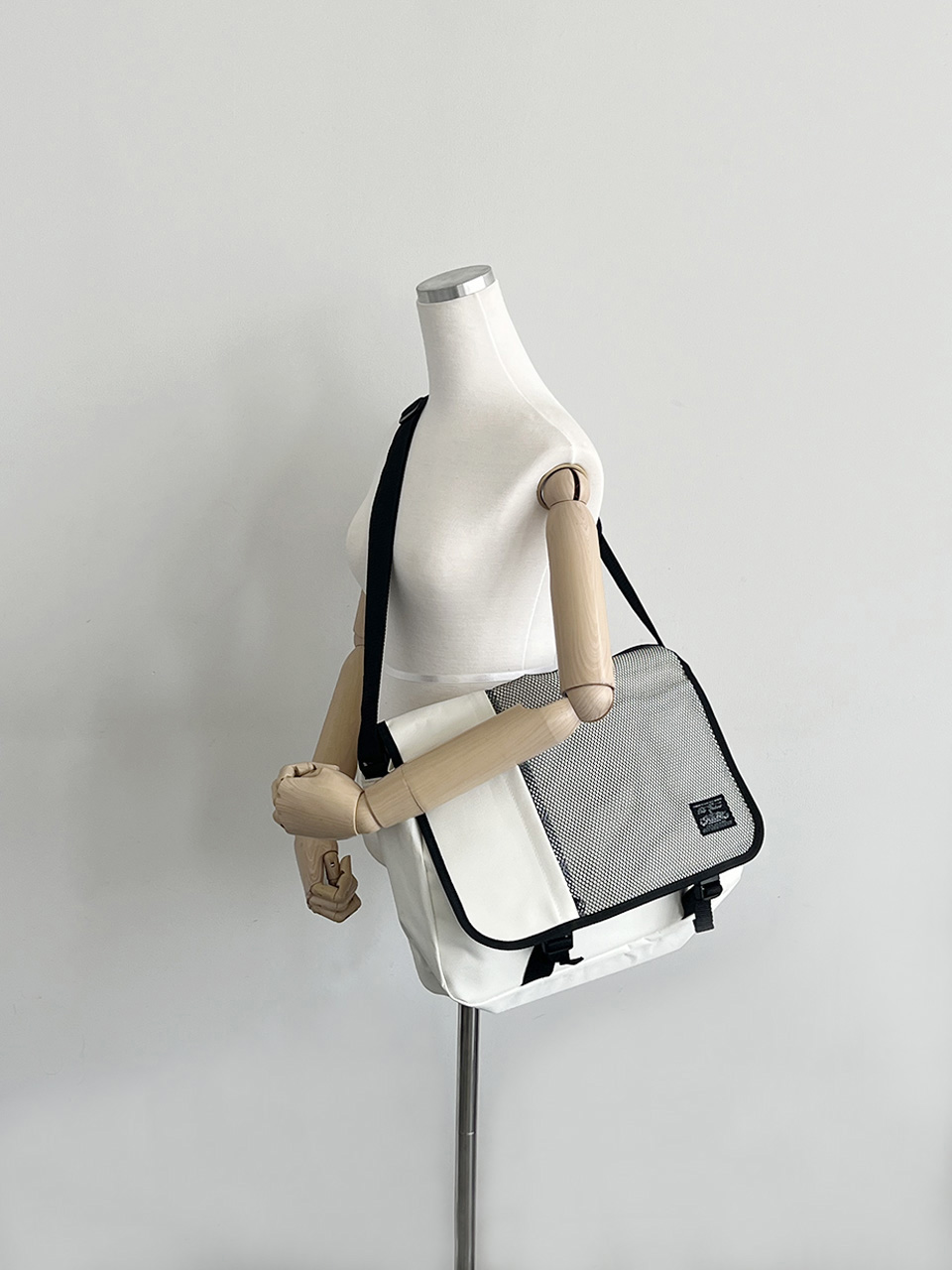 Standard Mash Zipper Cross Shoulder Bag