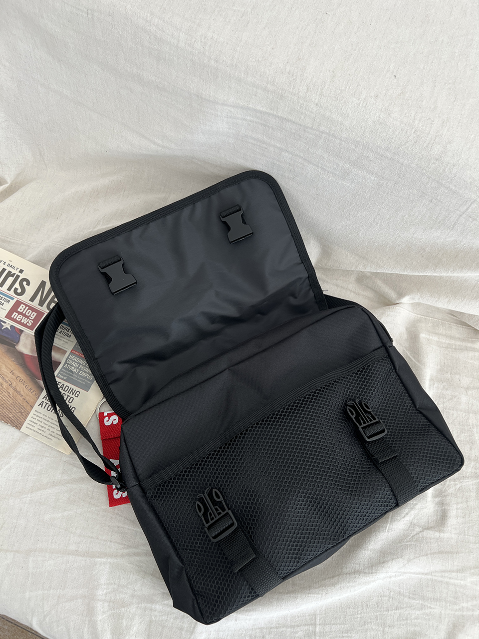 Mesh zip-up pocket cross messenger bag