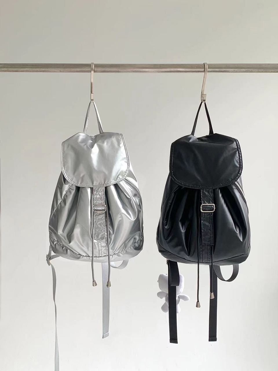 Metal buckle side zip-up nylon backpack (2 colors)