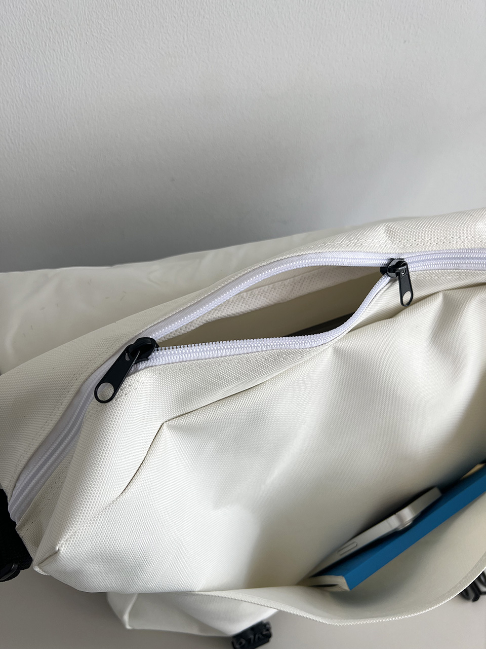 Standard Mash Zipper Cross Shoulder Bag