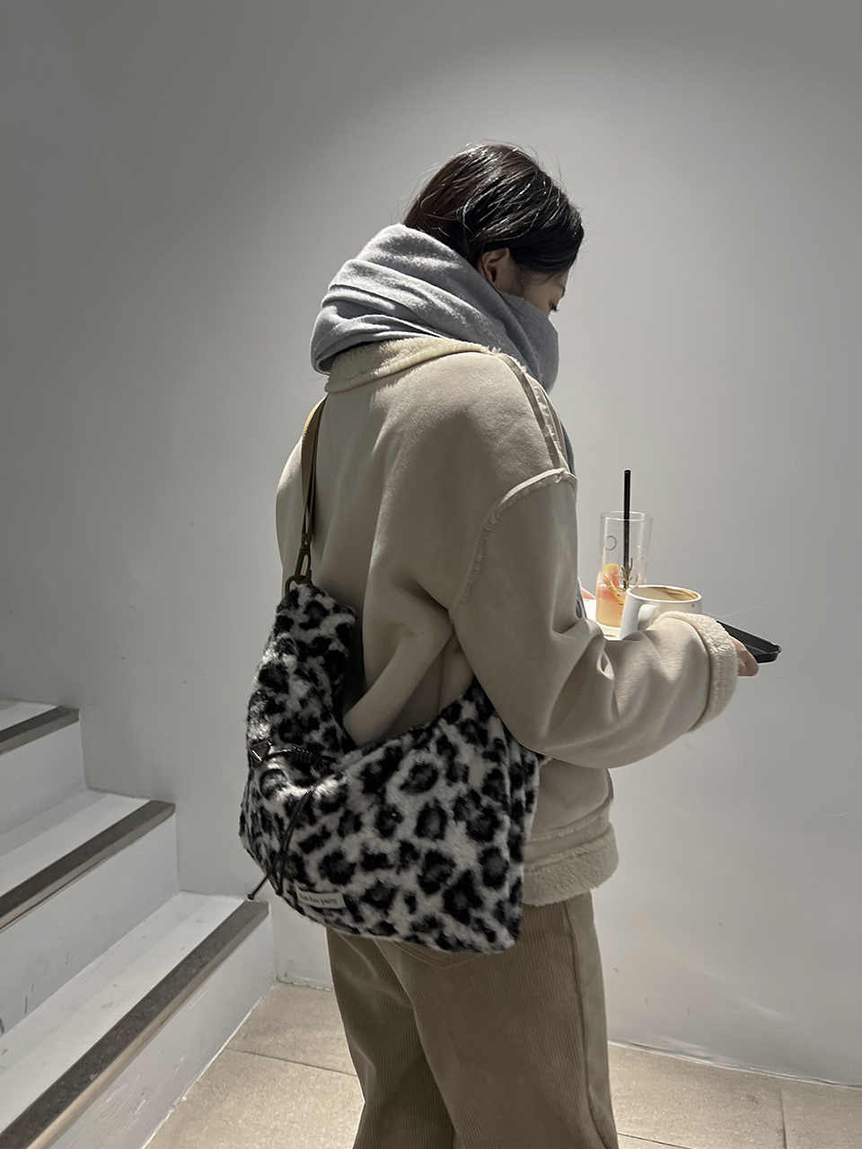 리퓨 레오파드 뽀글이 퍼 로프 빅 크로스 호피 에코백 (3color) 상세 이미지 30