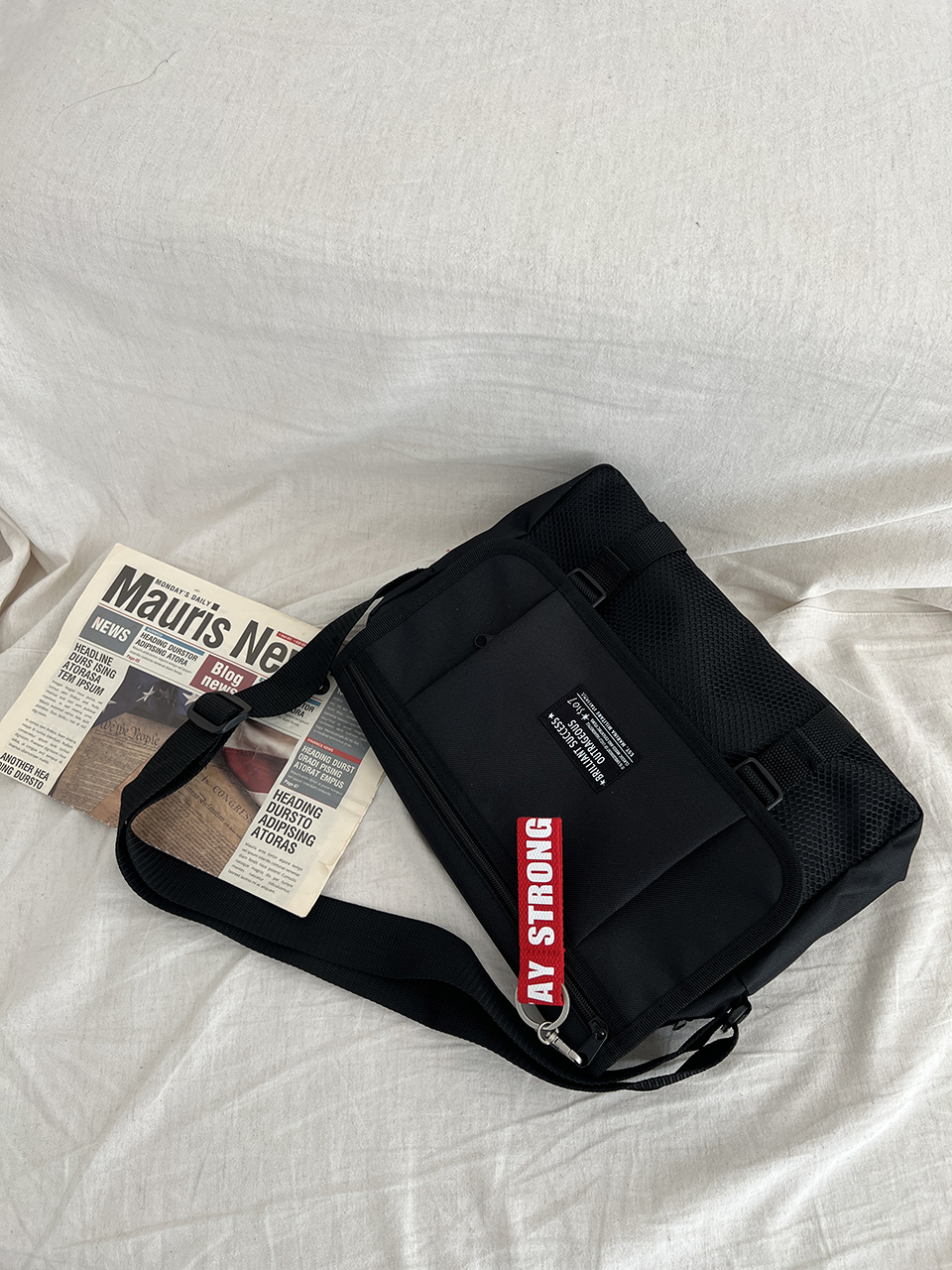 Mesh zip-up pocket cross messenger bag