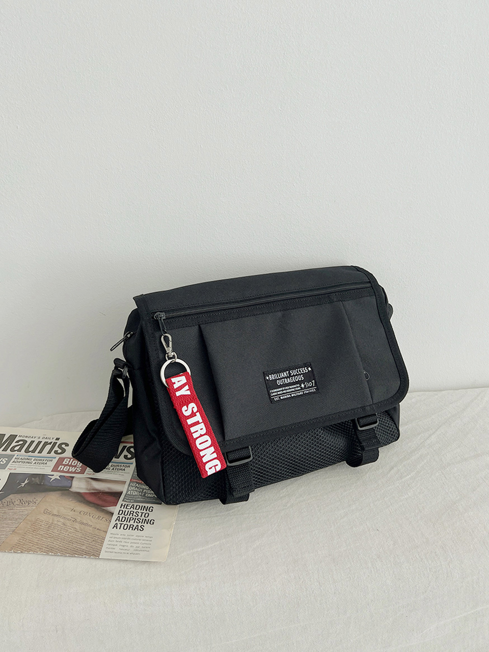 Mesh zip-up pocket cross messenger bag
