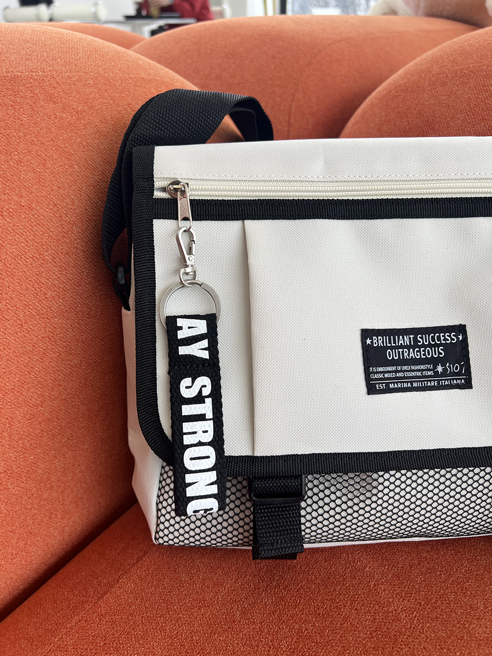Mesh zip-up pocket cross messenger bag