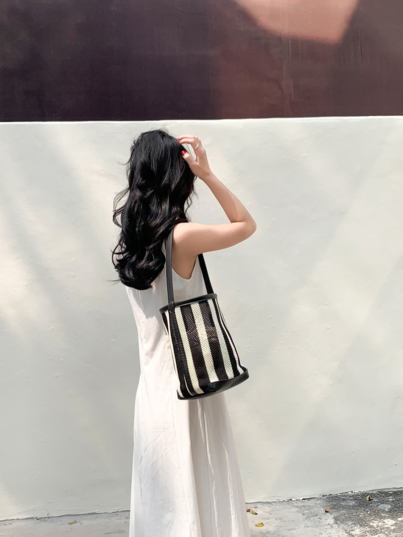 Striped net shoulder bag