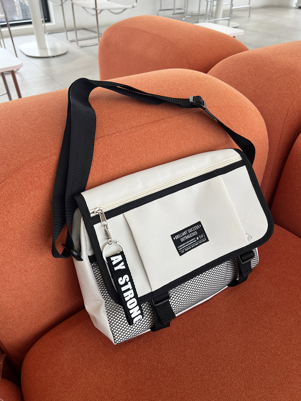 Mesh zip-up pocket cross messenger bag