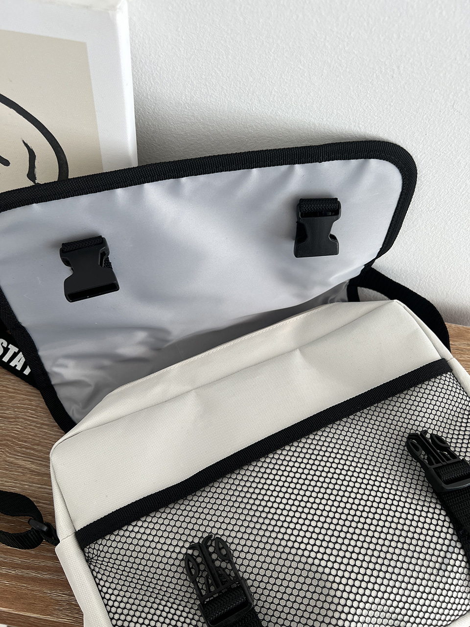 Mesh zip-up pocket cross messenger bag