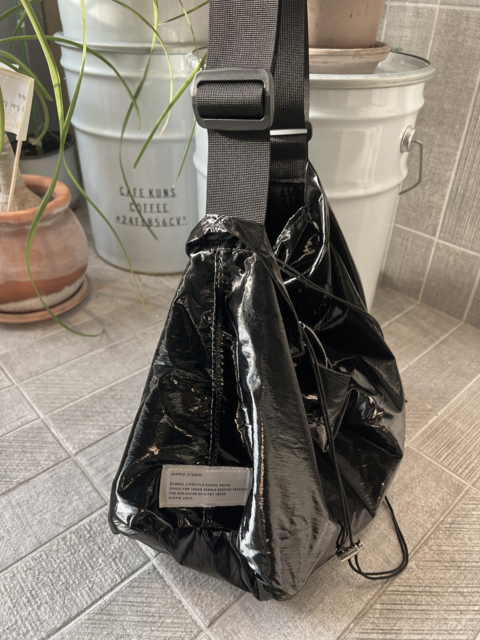 光沢ナイロンショルダーバッグ | ファッション通販サイト NUGU