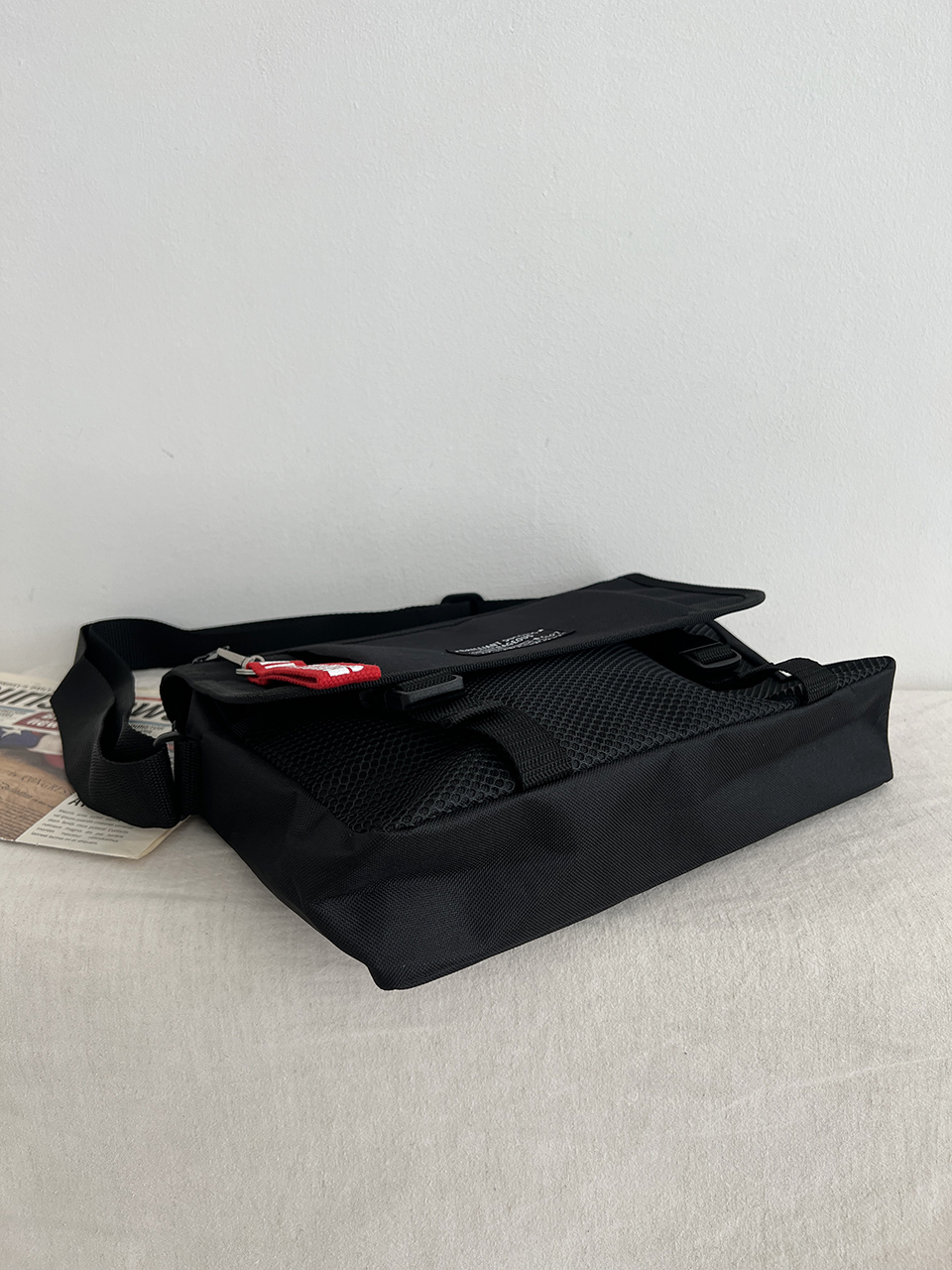 Mesh zip-up pocket cross messenger bag
