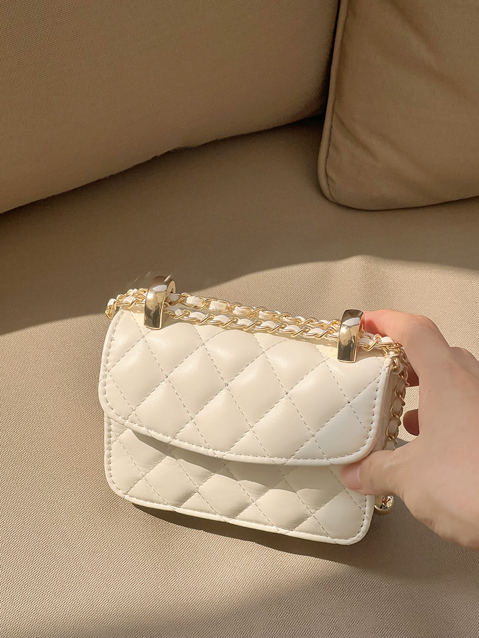 Quilted mini chain shoulder bag