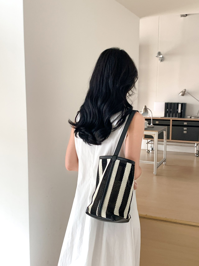 Striped net shoulder bag
