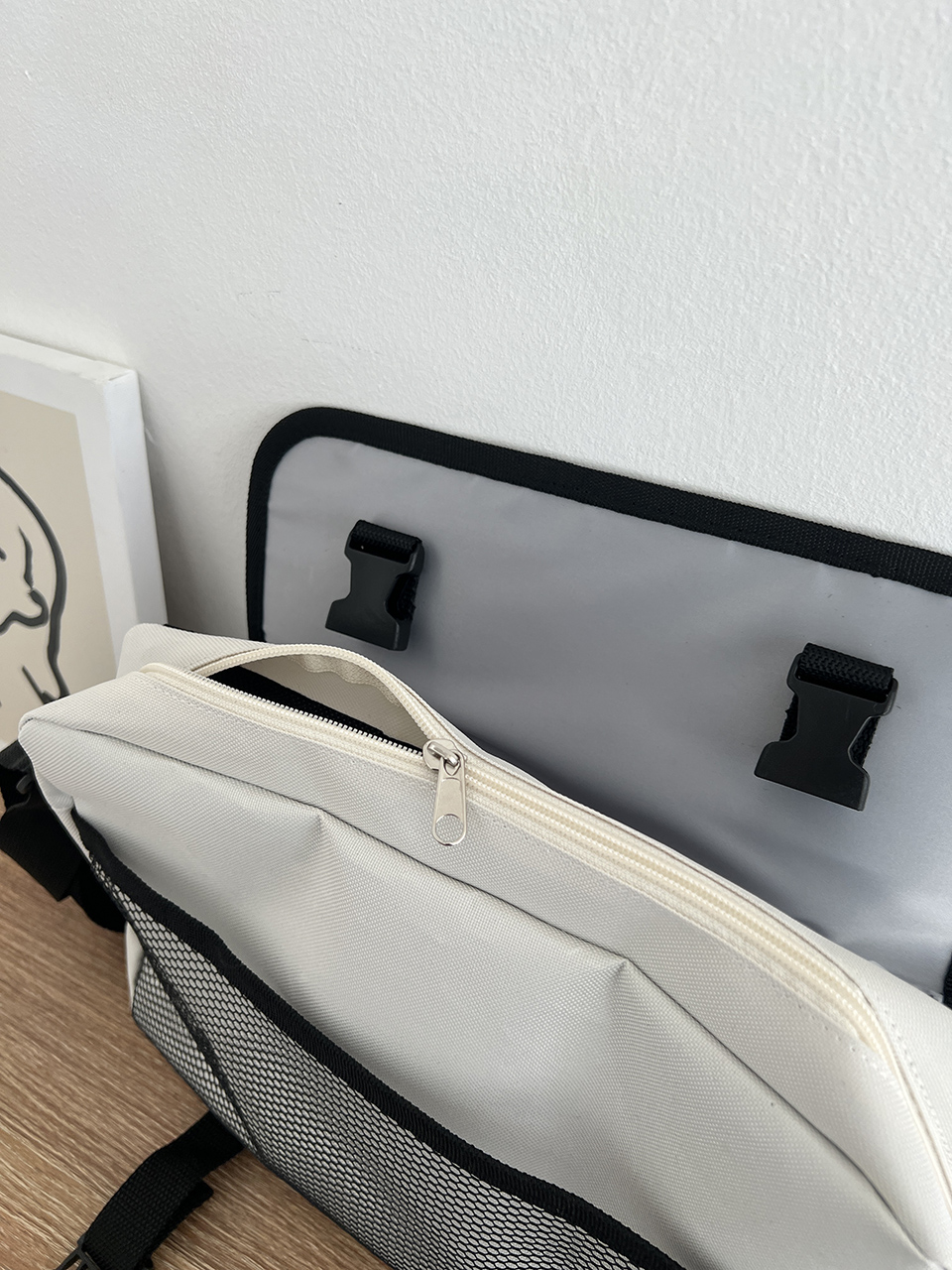Mesh zip-up pocket cross messenger bag