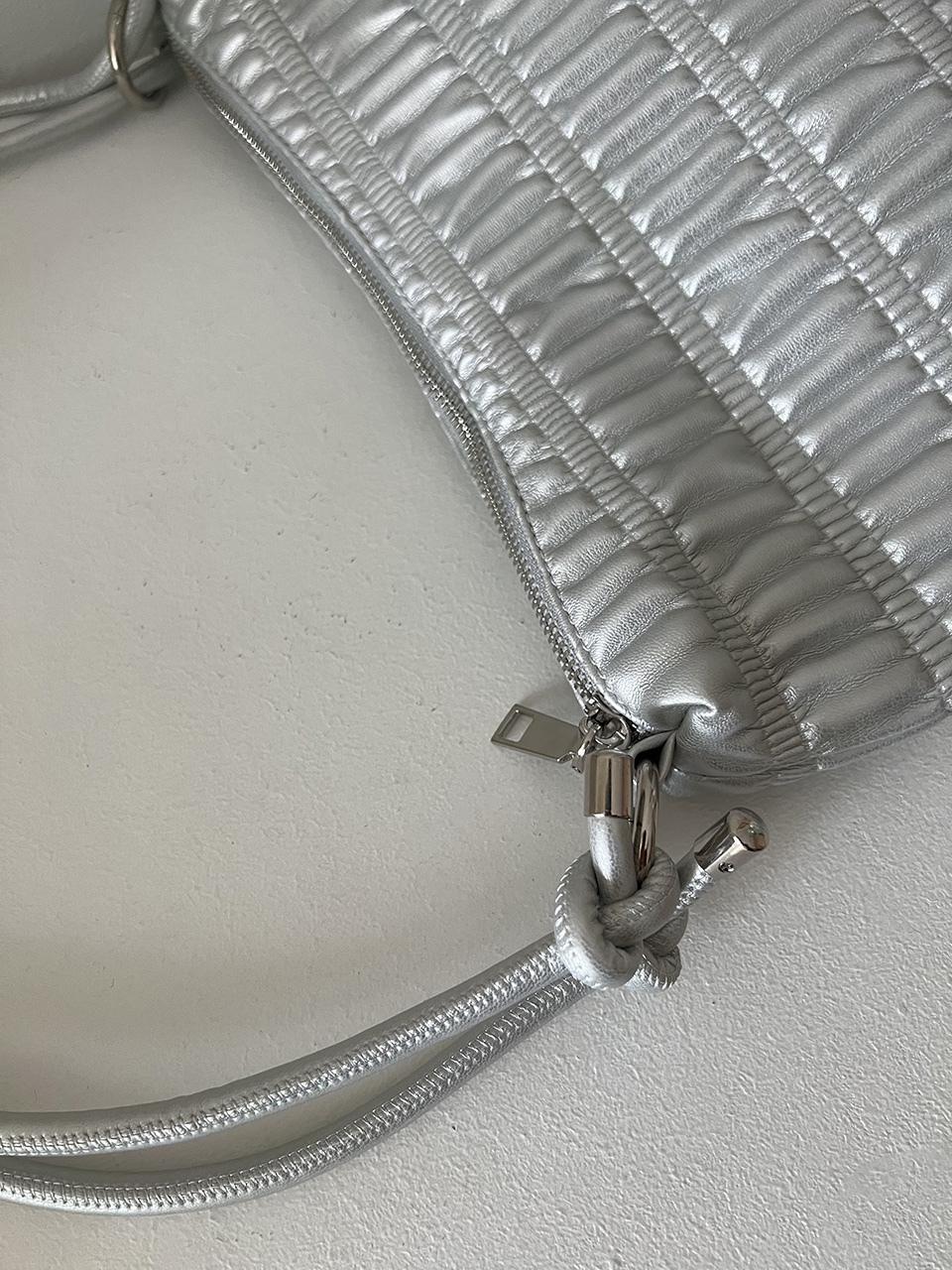 Mサイズ／キルティングショルダーバッグ＋ポーチ／silver Chico（チコ）の「ポーチ付キルティングボールショルダーバック