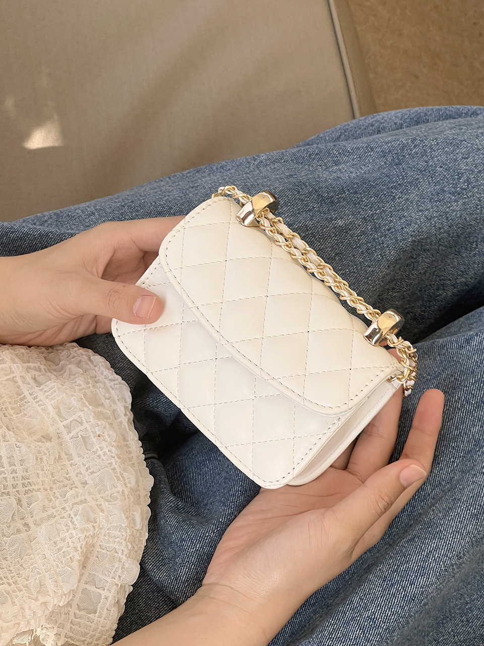 Quilted mini chain shoulder bag