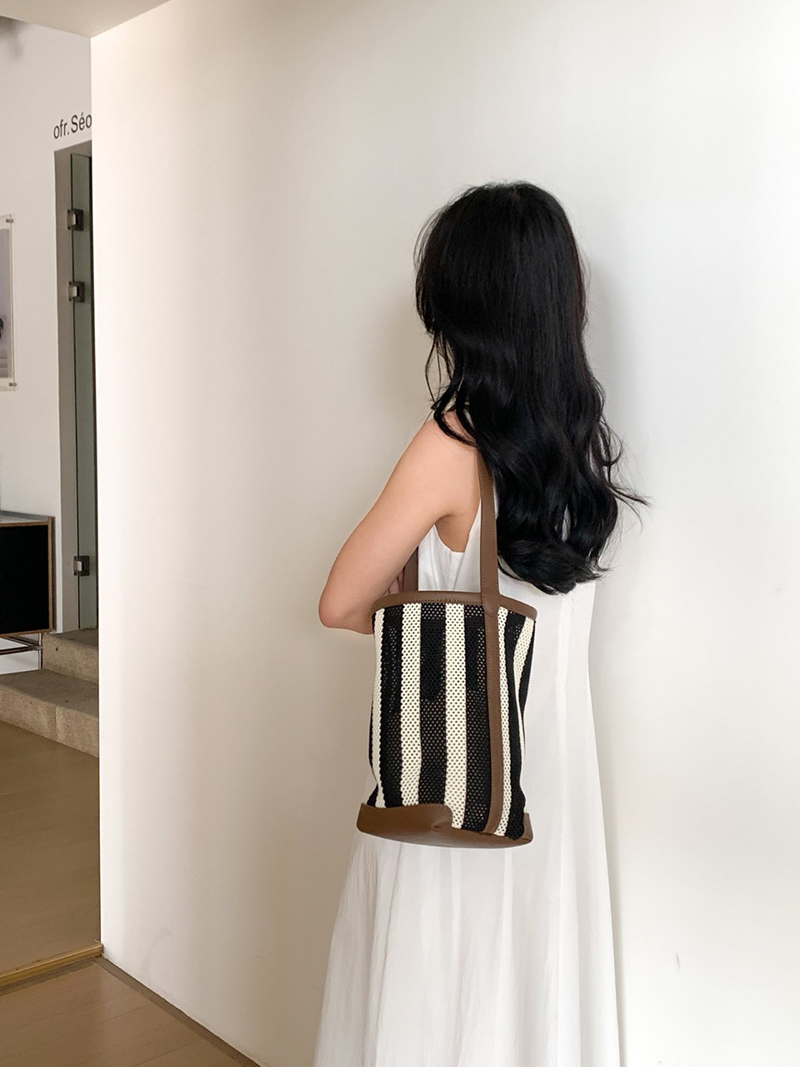 Striped net shoulder bag
