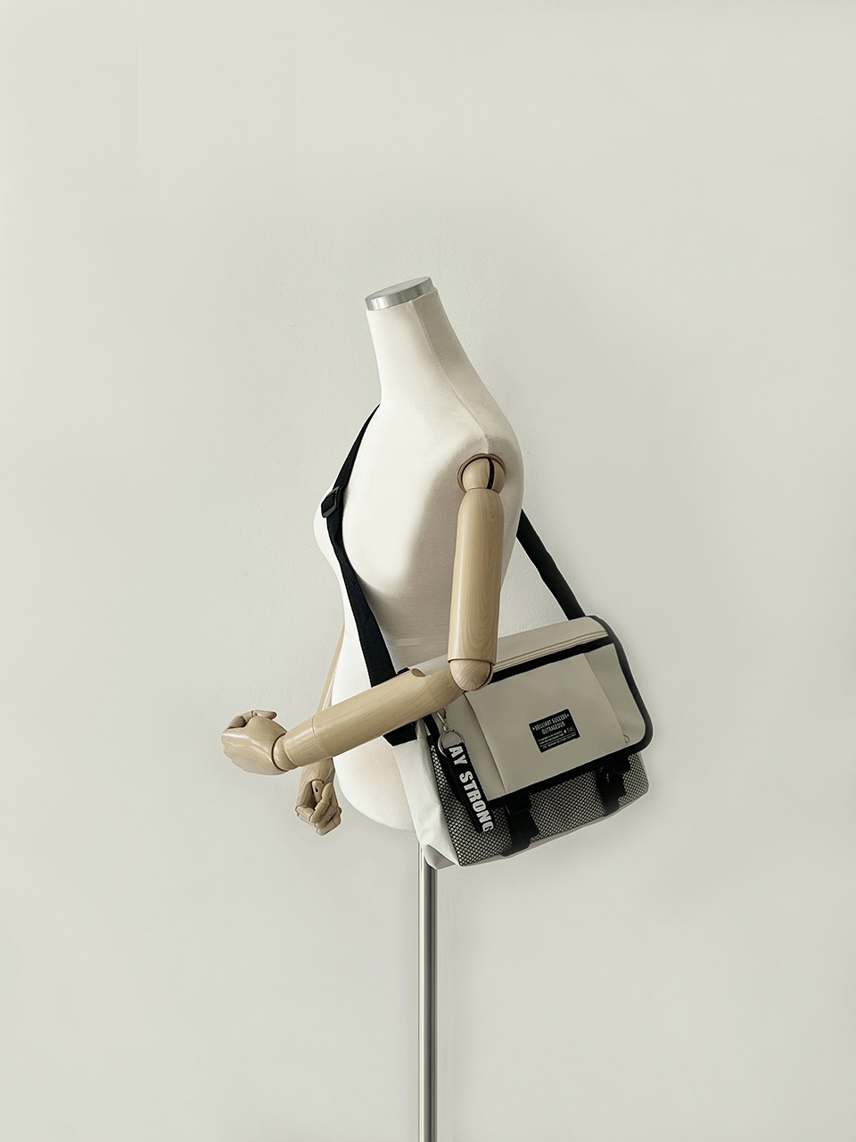 Mesh zip-up pocket cross messenger bag