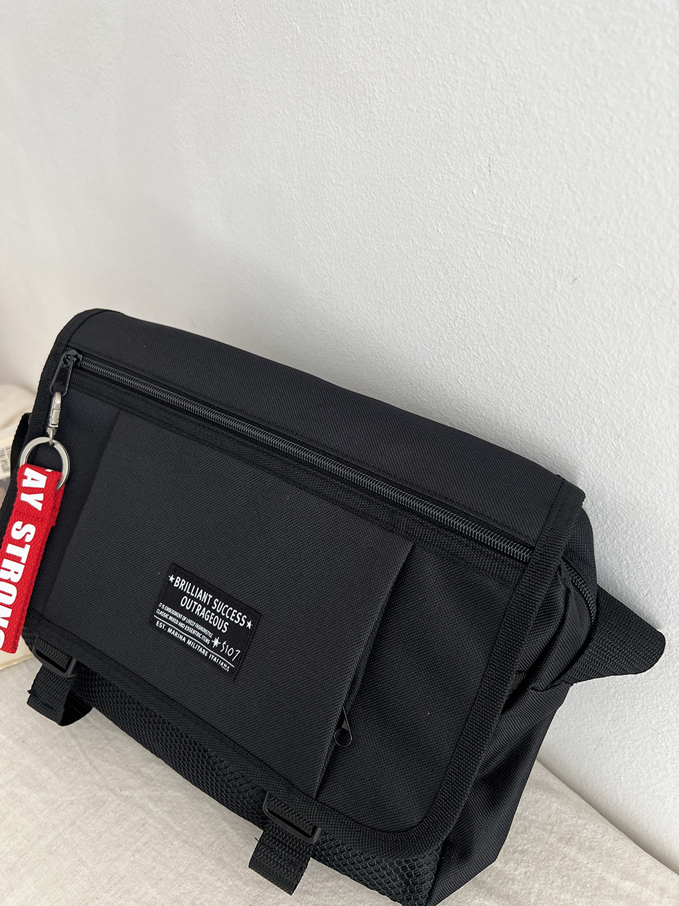 Mesh zip-up pocket cross messenger bag