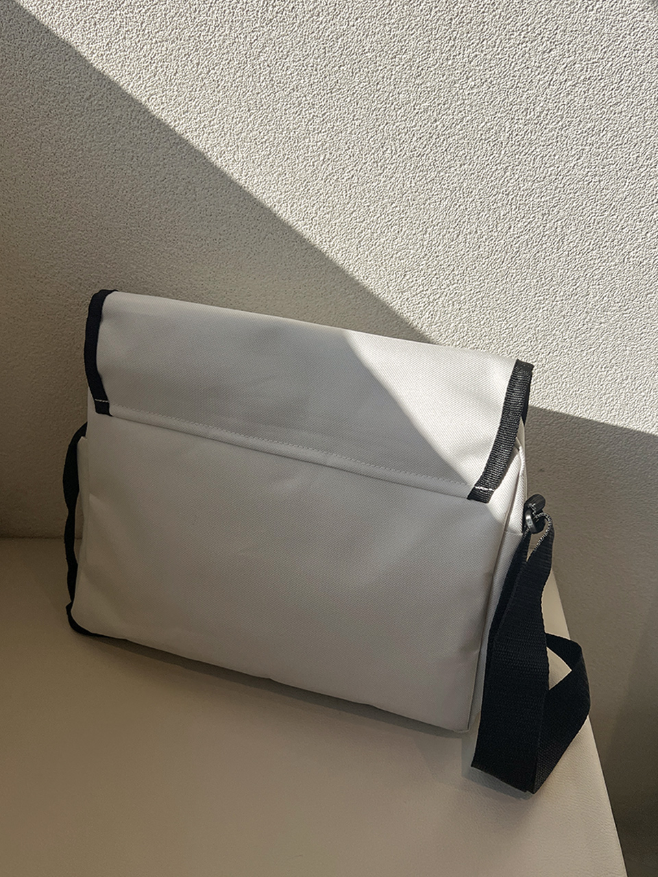 Canvas Mesh Zip-Up Pocket Messenger Bag