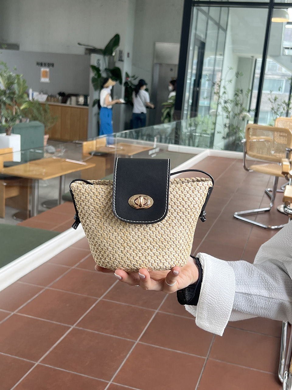 Rattan buckle mini shoulder bag (2 colors)